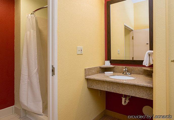 Courtyard By Marriott Airport